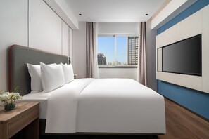 1 King 1 Bedroom Suite with Living Area City View Non-smoking | Down comforters, free minibar, in-room safe, individually decorated - Holiday Inn Express Xiamen Lushan by IHG (Xiamen)