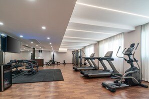 A modern gym with treadmills, elliptical machines, and weightlifting equipment. - Holiday Inn Express Xiamen Lushan by IHG (Xiamen)