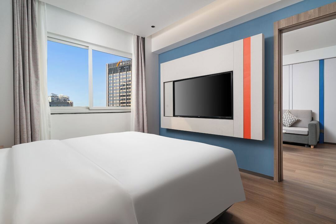 1 King 1 Bedroom Suite with Living Area City View Non-smoking | Down comforters, minibar (free items), in-room safe, desk