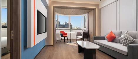 1 King 1 Bedroom Suite with Living Area City View Non-smoking | Terrace/patio
