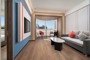 1 King 1 Bedroom Suite with Living Area City View Non-smoking | Terrace/patio