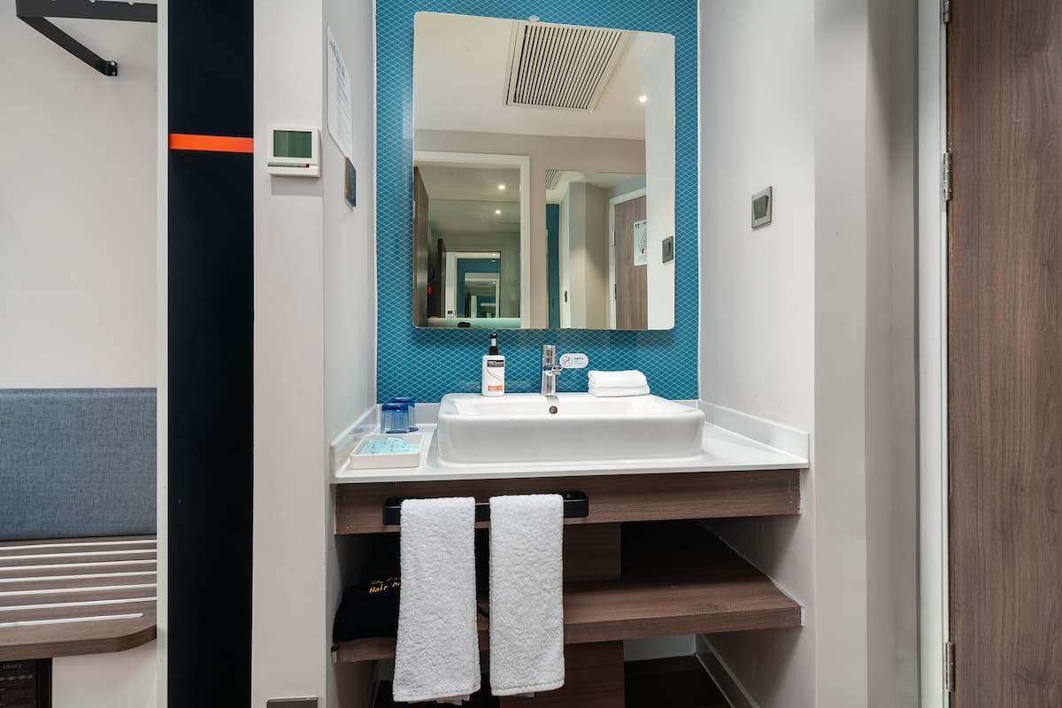 Kamar Standar, 1 Tempat Tidur Queen | 1 kamar tidur, selimut bulu angsa, minibar gratis, dan brankas