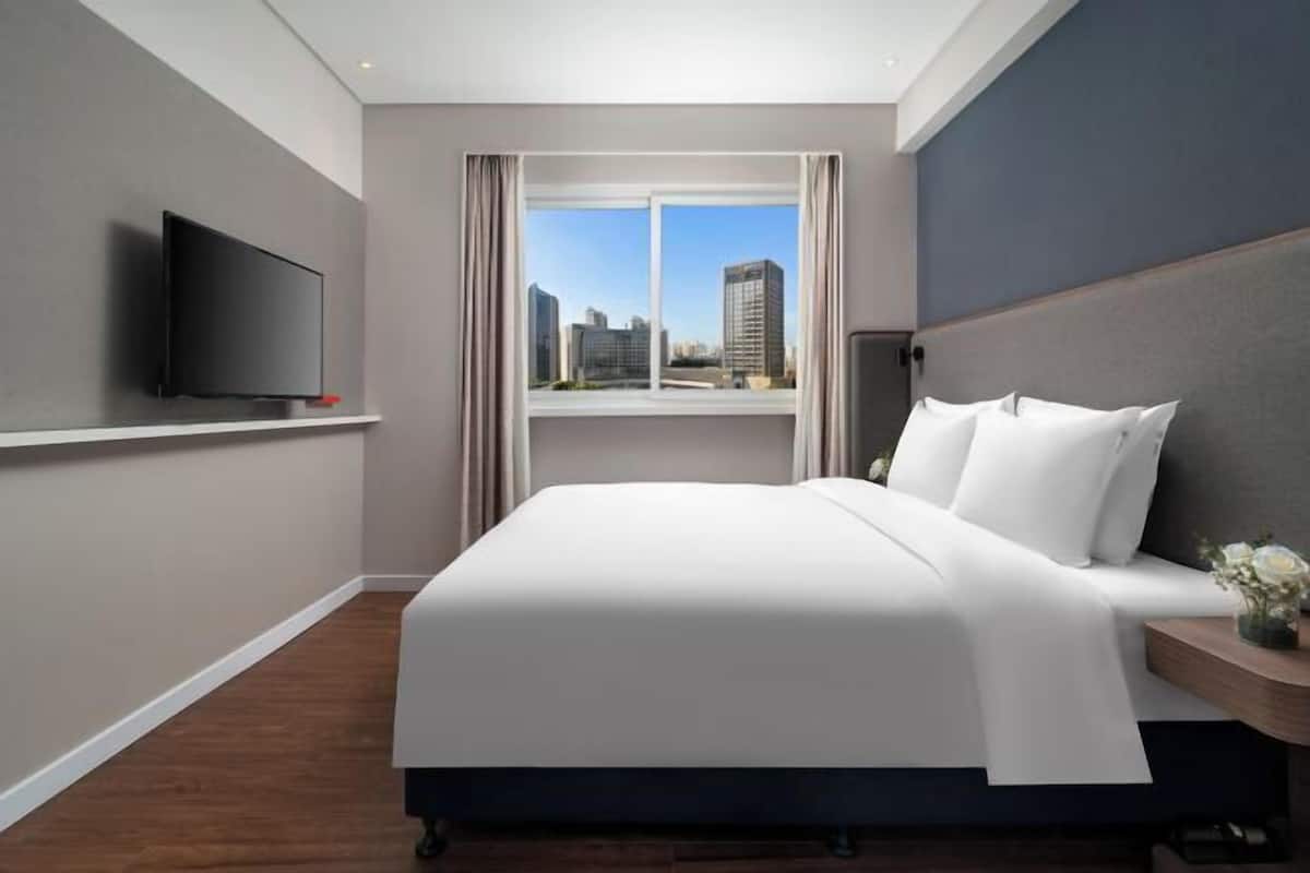 1 kamar tidur, selimut bulu angsa, minibar gratis, dan brankas