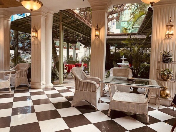 Outdoor dining - Fairlawn (Kolkata)