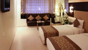 In-room safe, desk, WiFi (free), bed sheets - Quality Inn Residency (Hyderabad)