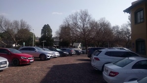 A parking lot with several cars parked. - Benvenuto Conference and Train (Randburg)