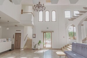 المنشأة من الداخل
