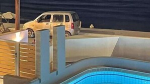 Una piscina con vistas al mar al atardecer.
