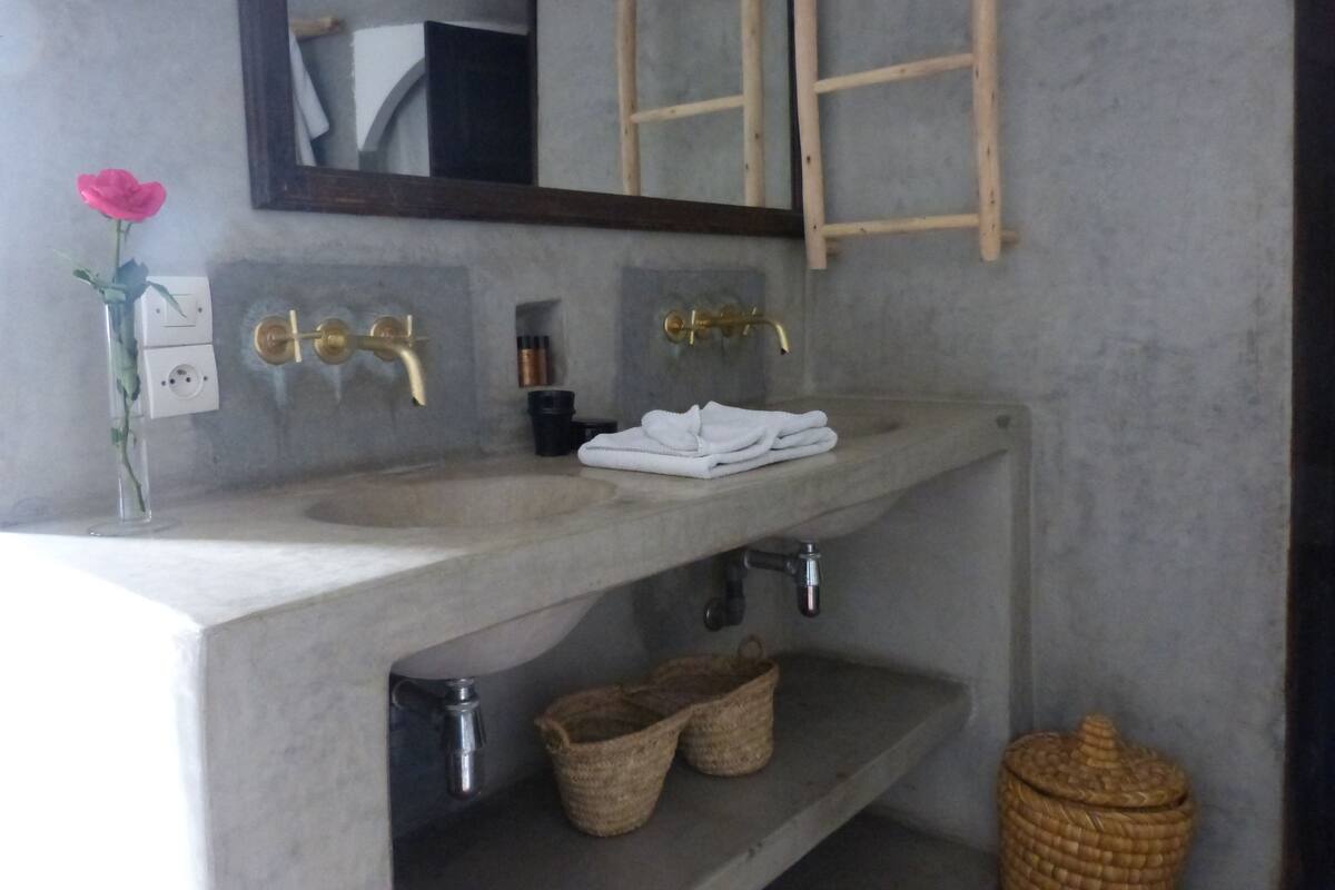 Senior Suite | Bathroom sink