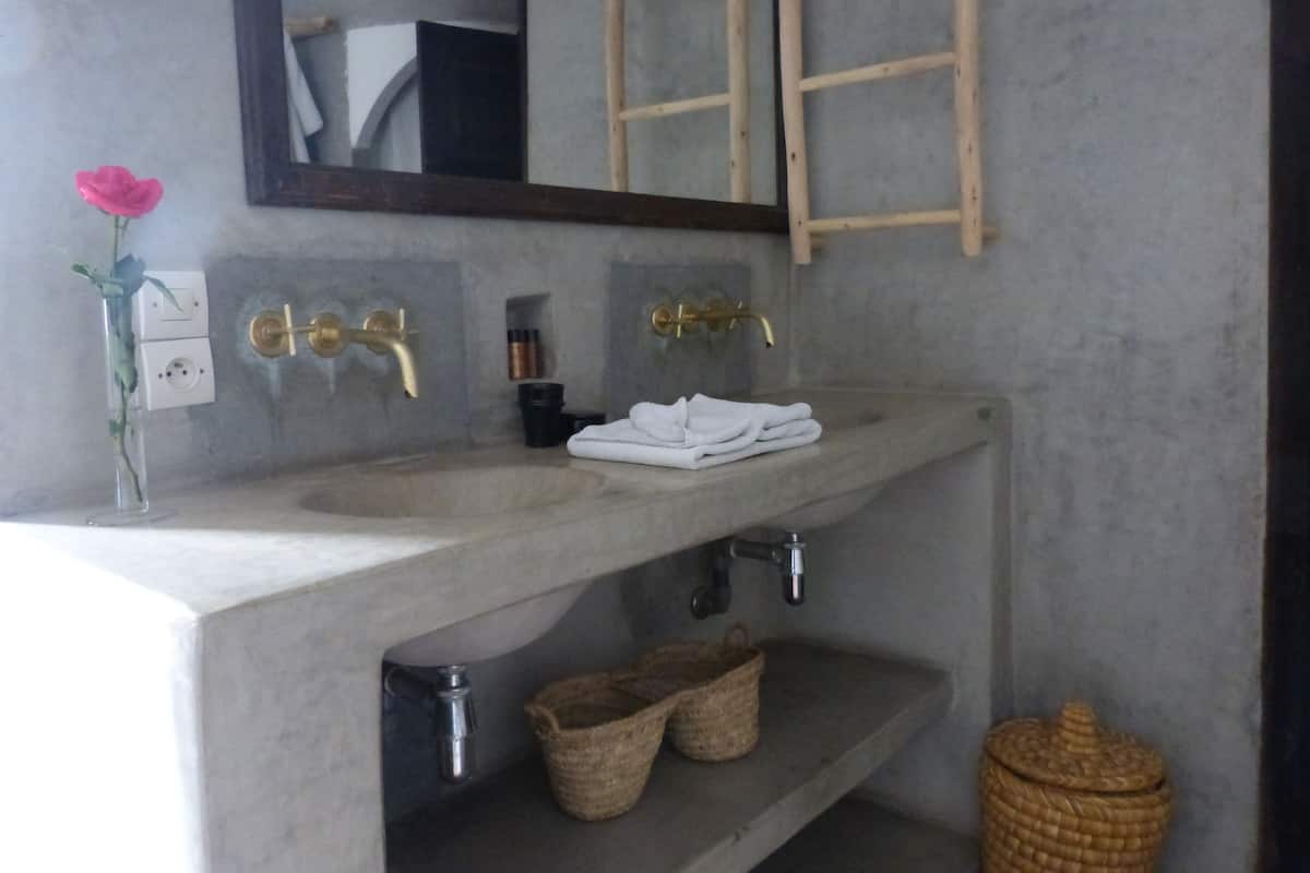 Suite sénior | Lavabo del cuarto de baño