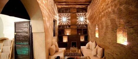 Ropa de cama de alta calidad y caja de seguridad en la habitación