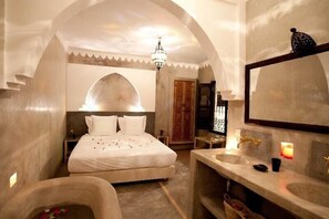 Premium bedding, in-room safe, individually decorated - Riad Shambala (Marrakech)
