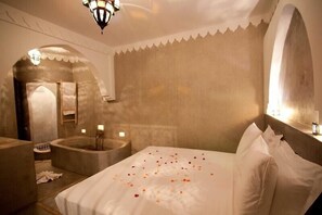Premium bedding, in-room safe, individually decorated - Riad Shambala (Marrakech)