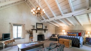 Unclassified image, 5 of 11, button - Austin Street Retreat - Kristin's (Fredericksburg)