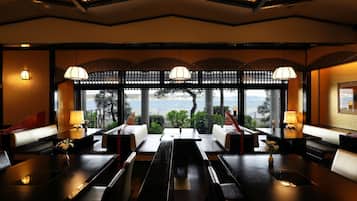 2 restoran, öğle yemeği, akşam yemeği sunulur, Fransız mutfağı