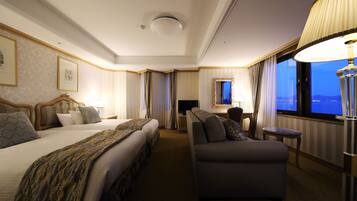 Premium bedding, down duvets, desk, blackout curtains