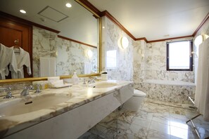 Suite (Western Style Room) | Bagno | Combinazione doccia/vasca, vasca da bagno a immersione totale