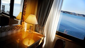 A room with a view of the sea, a lamp, and a mirror. - Kamakura Park Hotel (Kamakura)