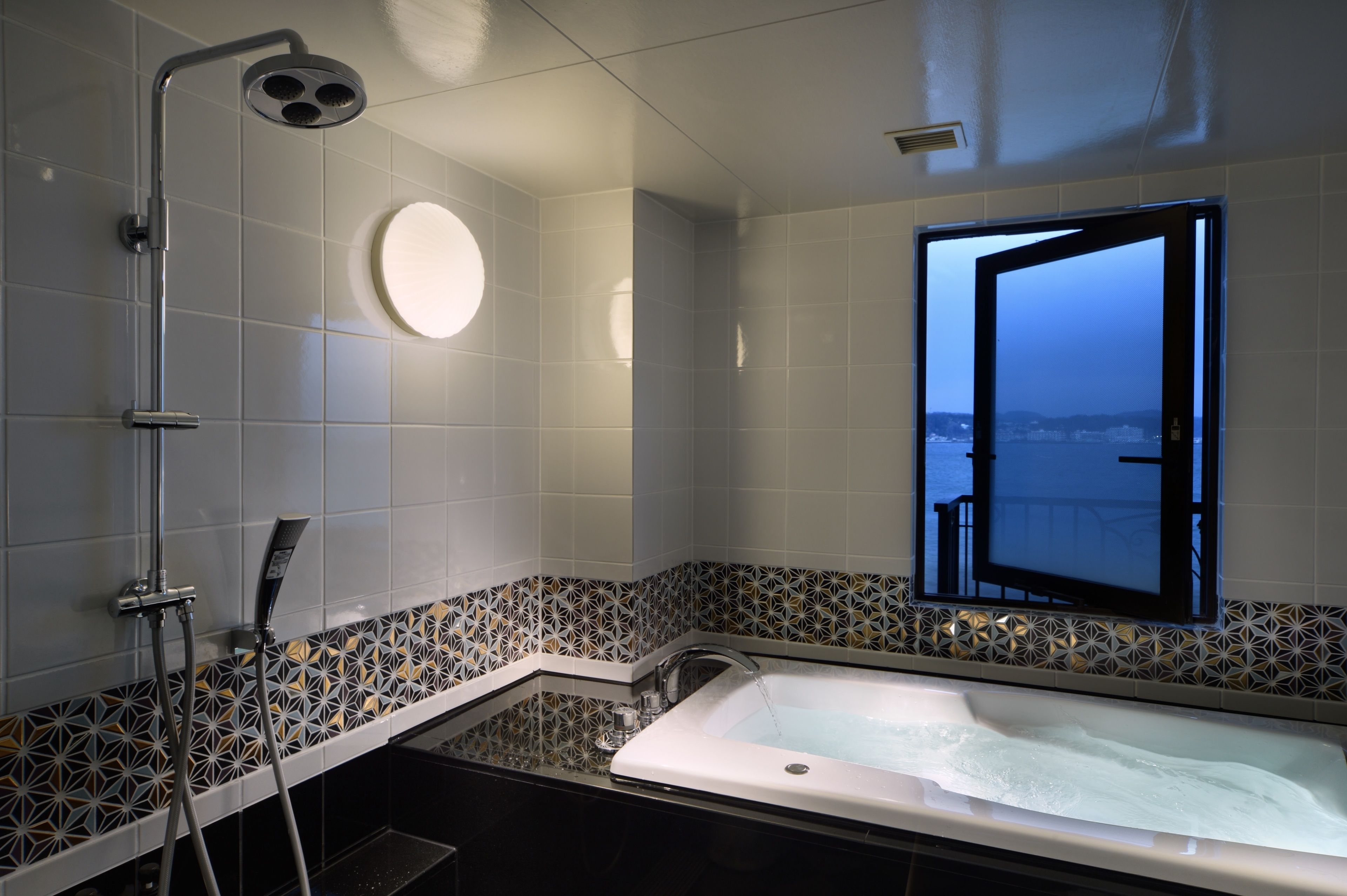 suite room (japanese-western style) | bathroom | combined shower/bathtub, deep-soaking bathtub, free toiletries