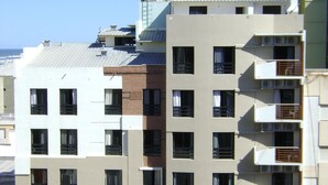 Un immeuble à plusieurs étages comprenant des logements et des locaux commerciaux.