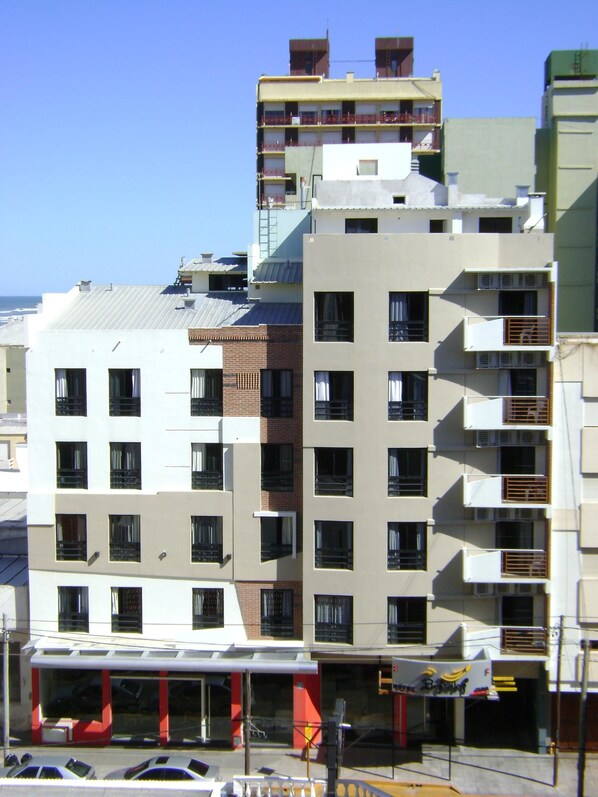 A multi-story building with a mix of residential and commercial spaces. - Hotel Spa Brisolei (San Bernardo del Tuyú)