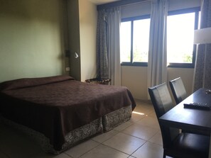 Caja de seguridad en la habitación, escritorio y cunas gratuitas 