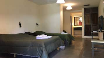 Habitación cuádruple estándar (externa) | Caja de seguridad en la habitación, escritorio y cunas gratuitas