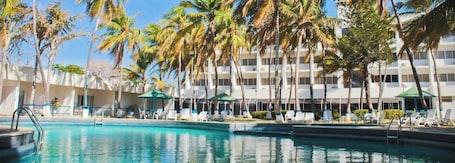 Outdoor pool. Hotel Miranda Cumberland