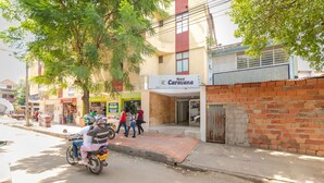 Entrada de un hotel con un cartel que dice "Hotel Caravana".