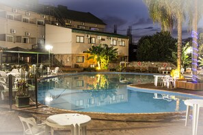 Utendørsbasseng, bassengparasoller og solsenger