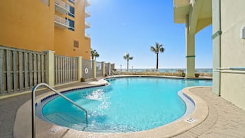 Innenpool, Außenpool (je nach Saison geöffnet), Sonnenschirme