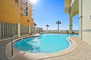 Una piscina techada, una piscina al aire libre de temporada, sombrillas