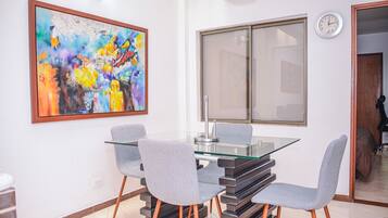 Comfort Apartment, 3 Bedrooms, Hot Tub, City View | In-room dining