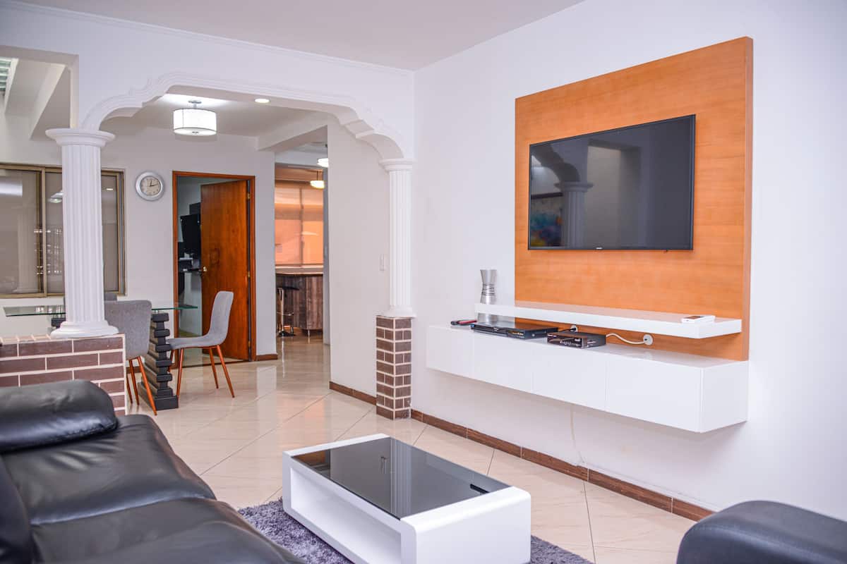 Comfort Apartment, 3 Bedrooms, Hot Tub, City View | Living room | 39-inch flat-screen TV with cable channels, TV