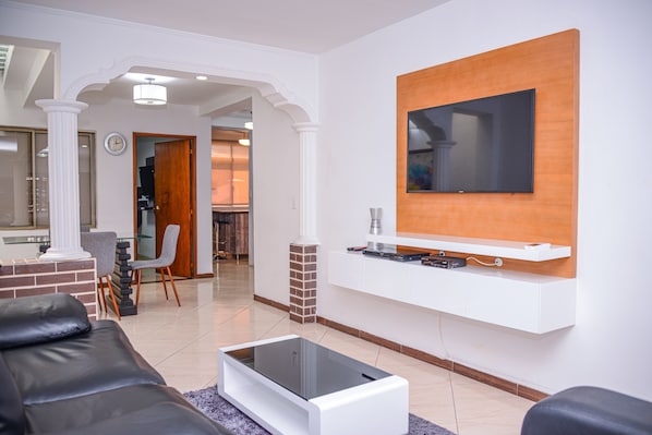 Comfort Apartment, 3 Bedrooms, Hot Tub, City View | Living room