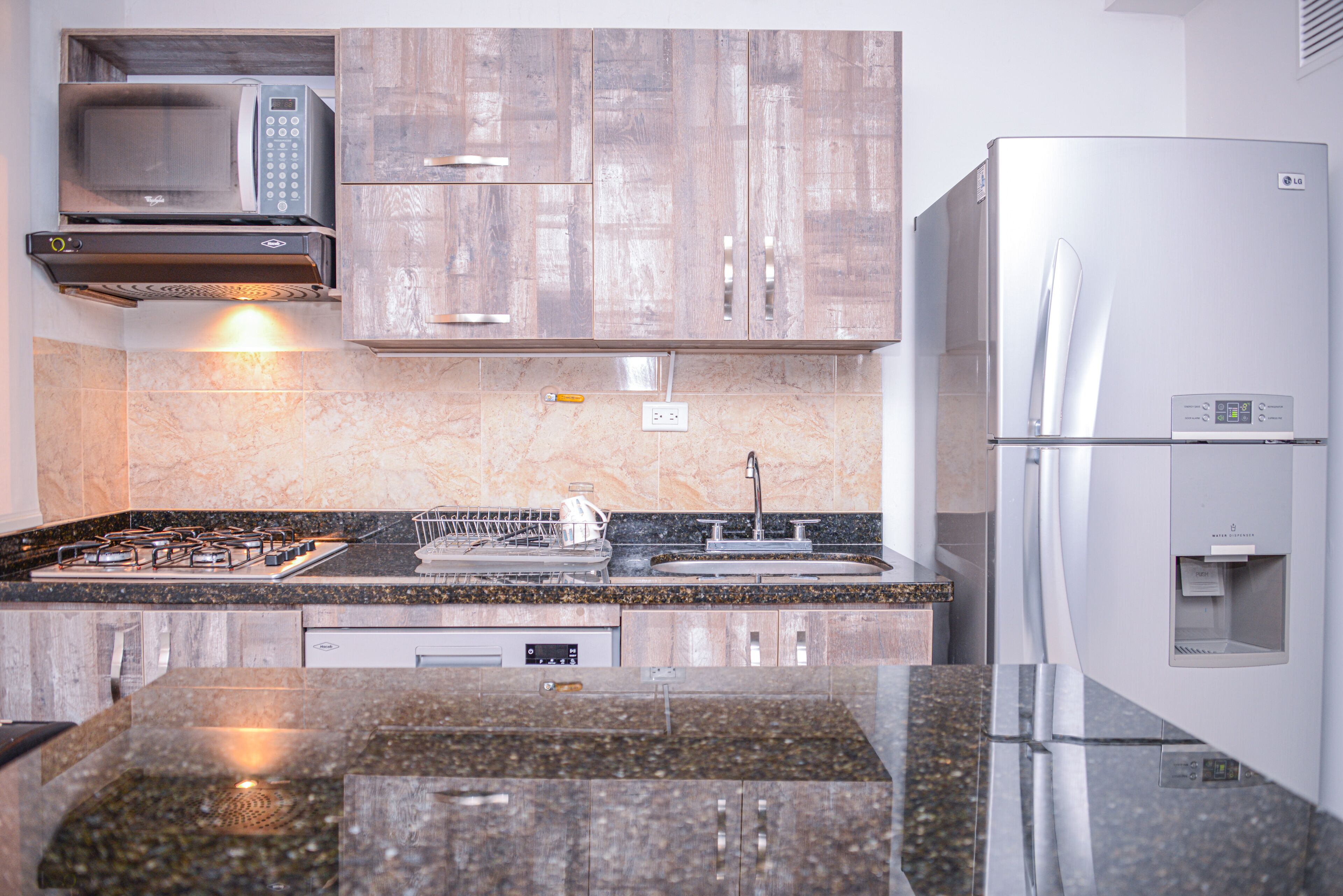 Comfort Apartment, 3 Bedrooms, Hot Tub, City View | In-room dining