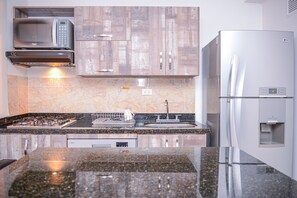 Comfort Apartment, 3 Bedrooms, Hot Tub, City View | In-room dining
