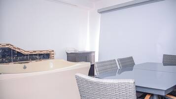 Comfort-Apartment, 3 Schlafzimmer, Whirlpool, Stadtblick | Terrasse/Patio