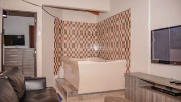 Appartement, 1 slaapkamer, uitzicht op de stad (301) | Woonruimte | Een 39-inch flatscreentelevisie met kabelzenders en televisie