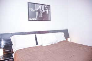 Comfort Apartment, 3 Bedrooms, Hot Tub, City View | In-room safe, individually decorated, individually furnished, desk