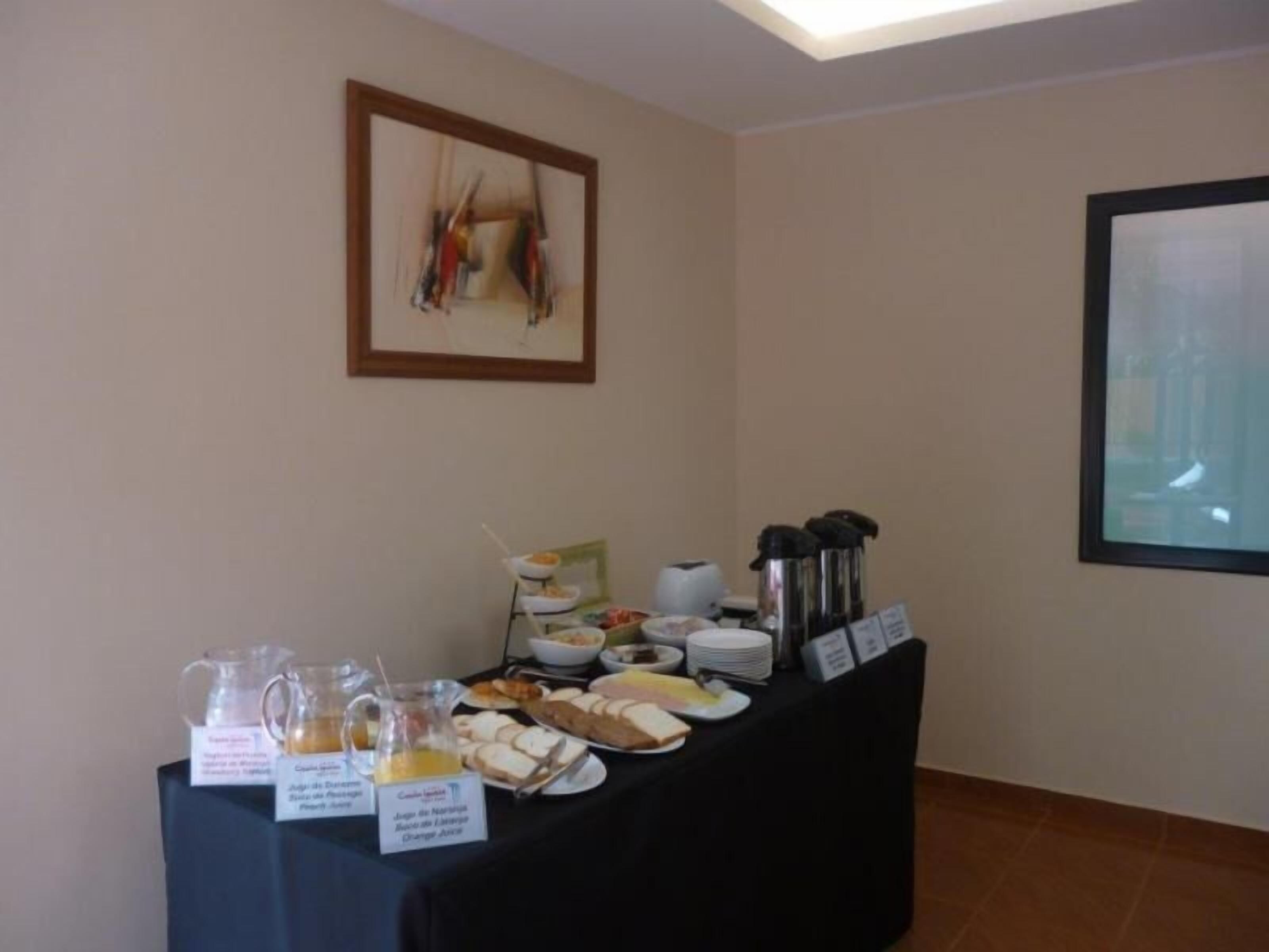Un bufé de desayuno con diversos alimentos y bebidas.