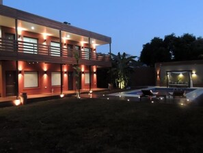 Ein modernes Gebäude mit Pool und Sitzgelegenheiten im Freien.