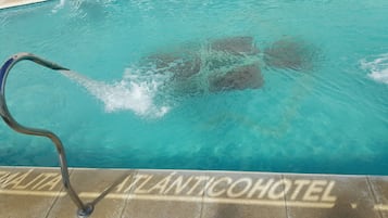 Piscina a l'aire lliure (horari: 10:00-20:00) i para-sols