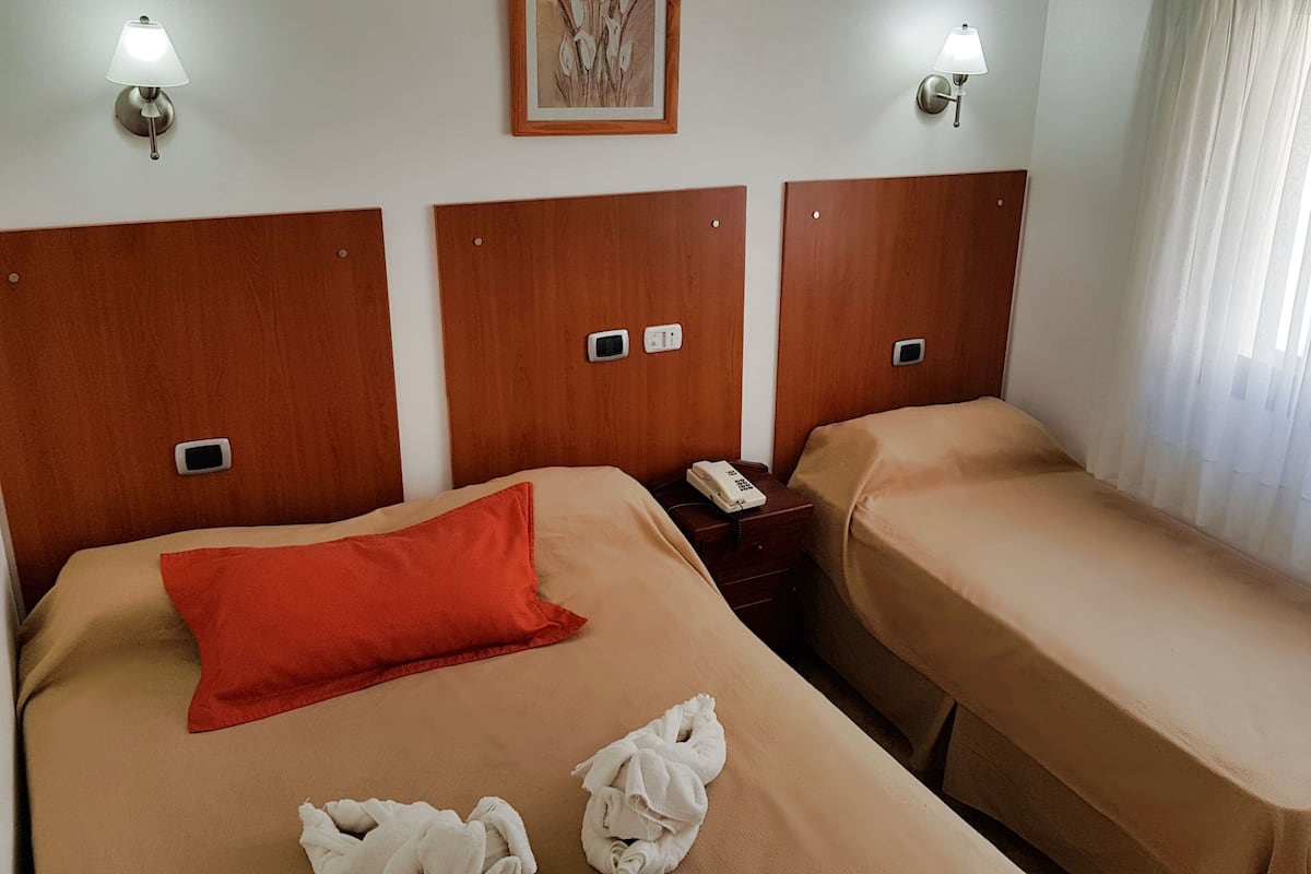 Chambre Triple Classique | Coffres-forts dans les chambres, rideaux occultants, Wi-Fi gratuit