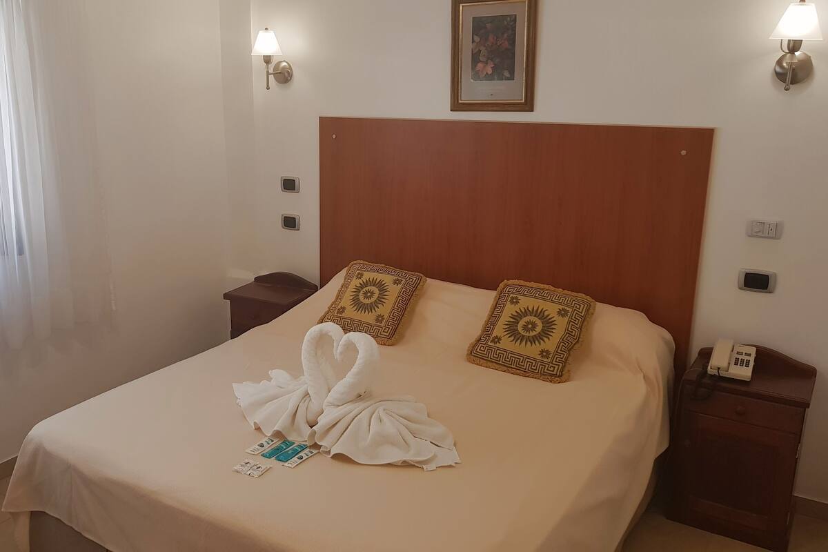 Chambre Double Classique | Coffres-forts dans les chambres, rideaux occultants, Wi-Fi gratuit