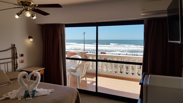 Family Room (Frente al mar) | In-room safe, blackout drapes, free WiFi, bed sheets - Atlántico Hotel (Villa Gesell)