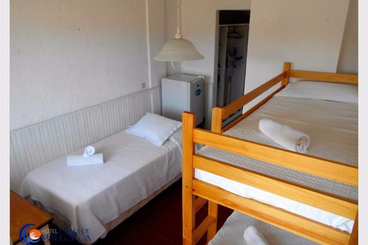 Standard trippelrum - 1 sovrum | Minibar, extrasÀngar, gratis wi-fi och sÀngklÀder