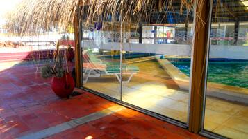 Piscine couverte, parasols de plage, chaises longues