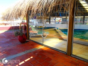 Inomhuspool, parasoller och solstolar
