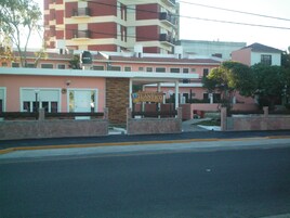 Entrada de un hotel con un cartel que dice "Hotel Atlantico Costa Nera".